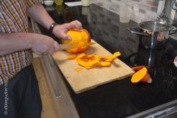Schälen des Kürbis