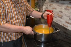 Pürieren der Suppe mit dem Mixstab